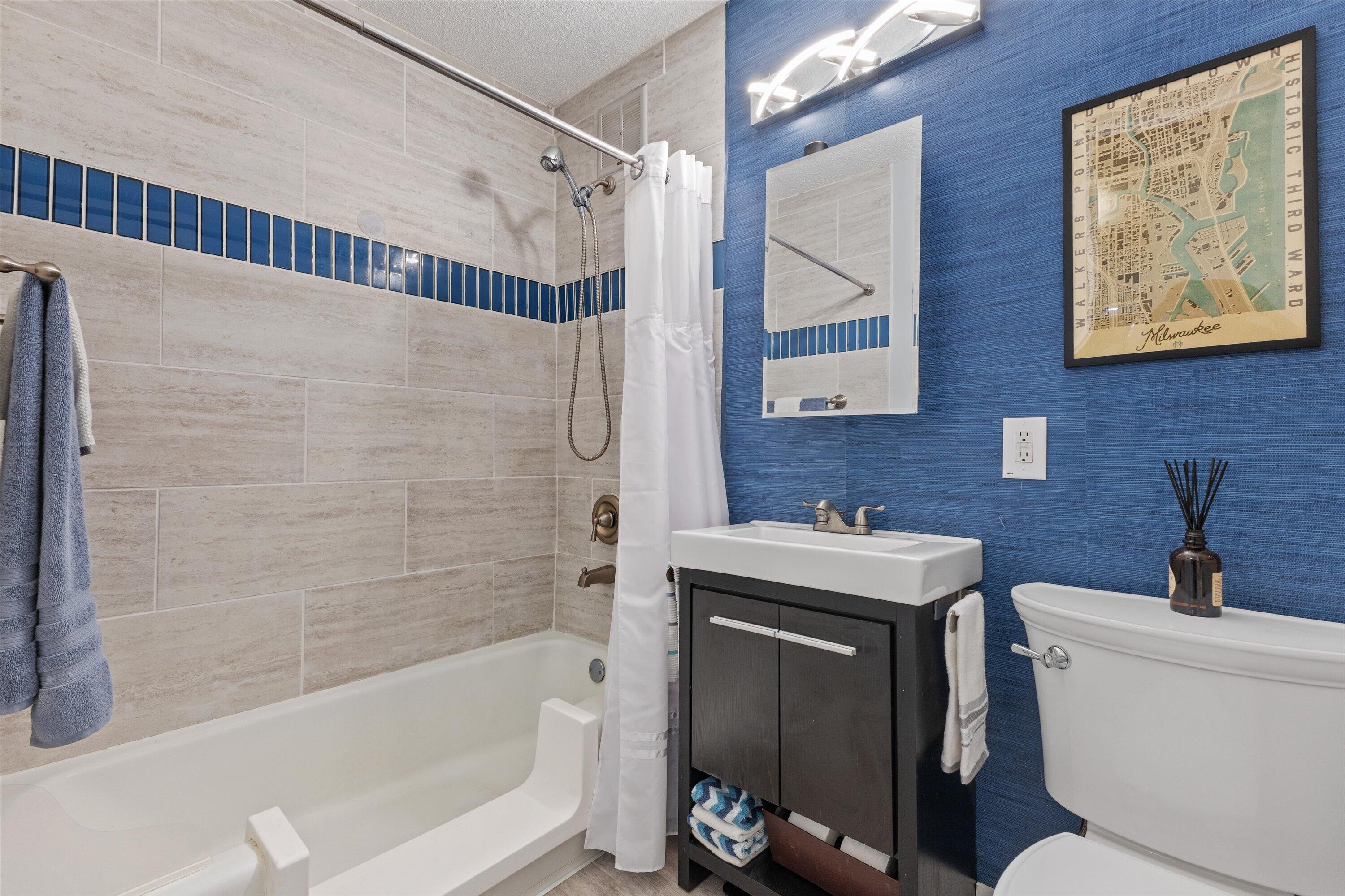 929 N Astor St Unit: 305