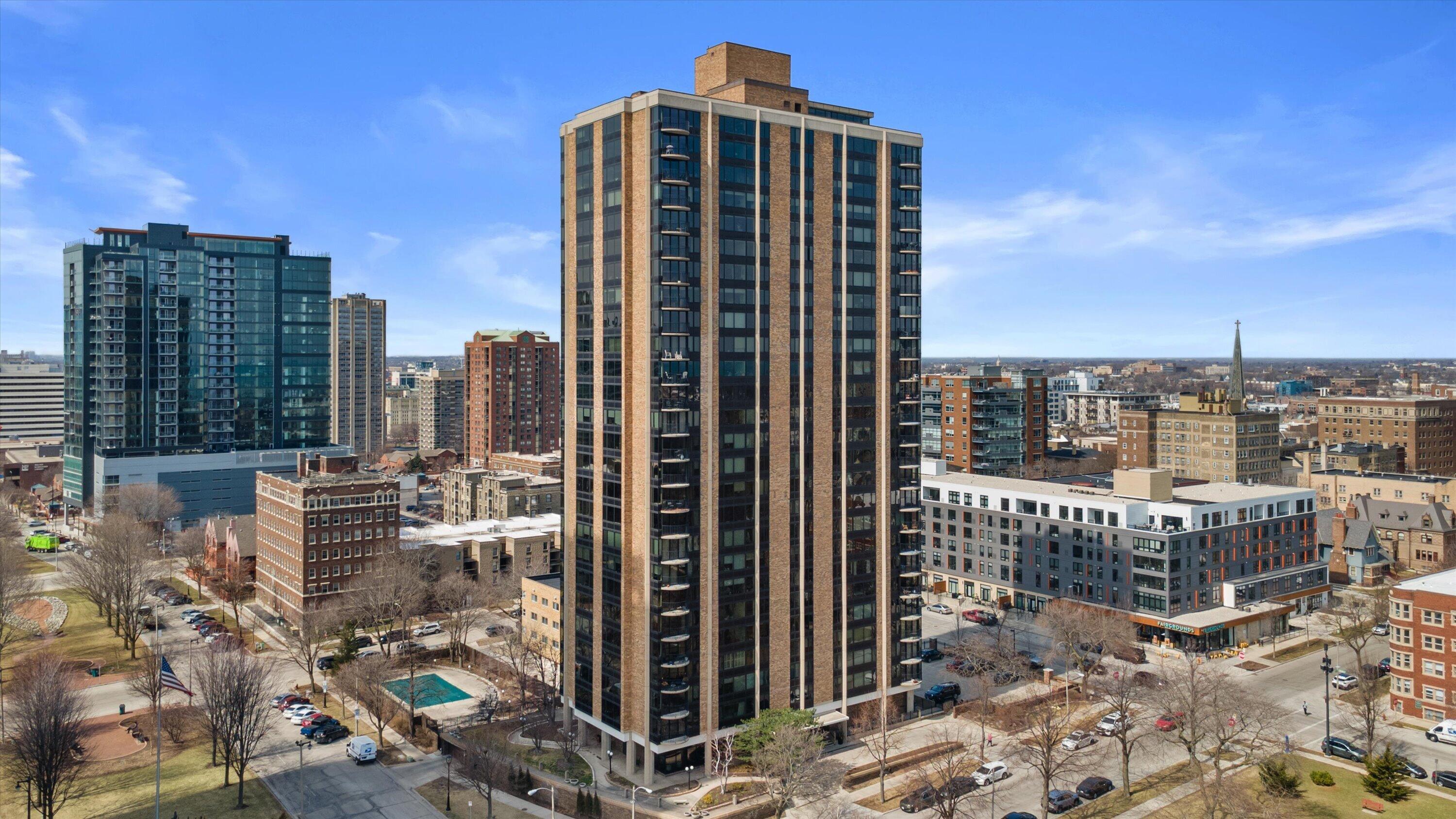 929 N Astor St Unit: 305