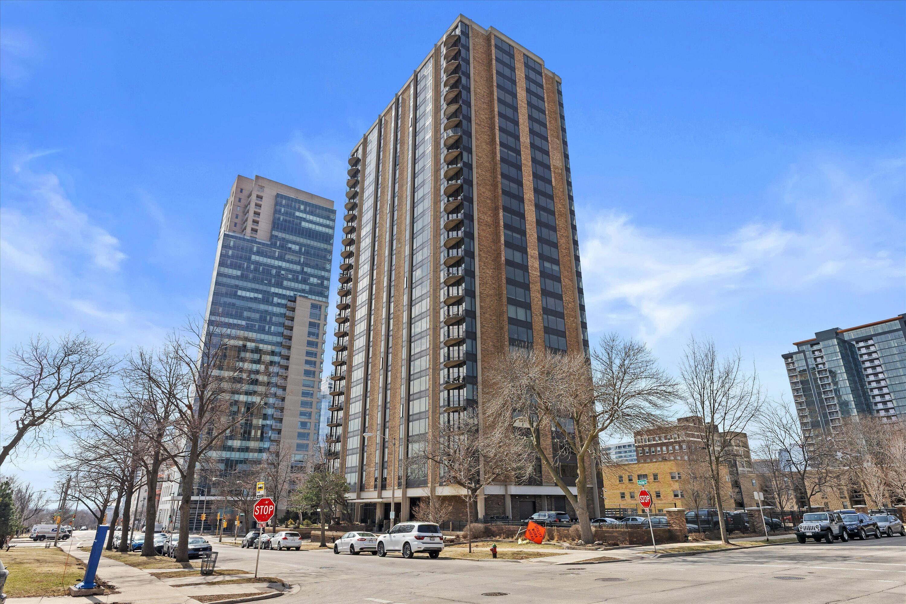 929 N Astor St Unit: 305
