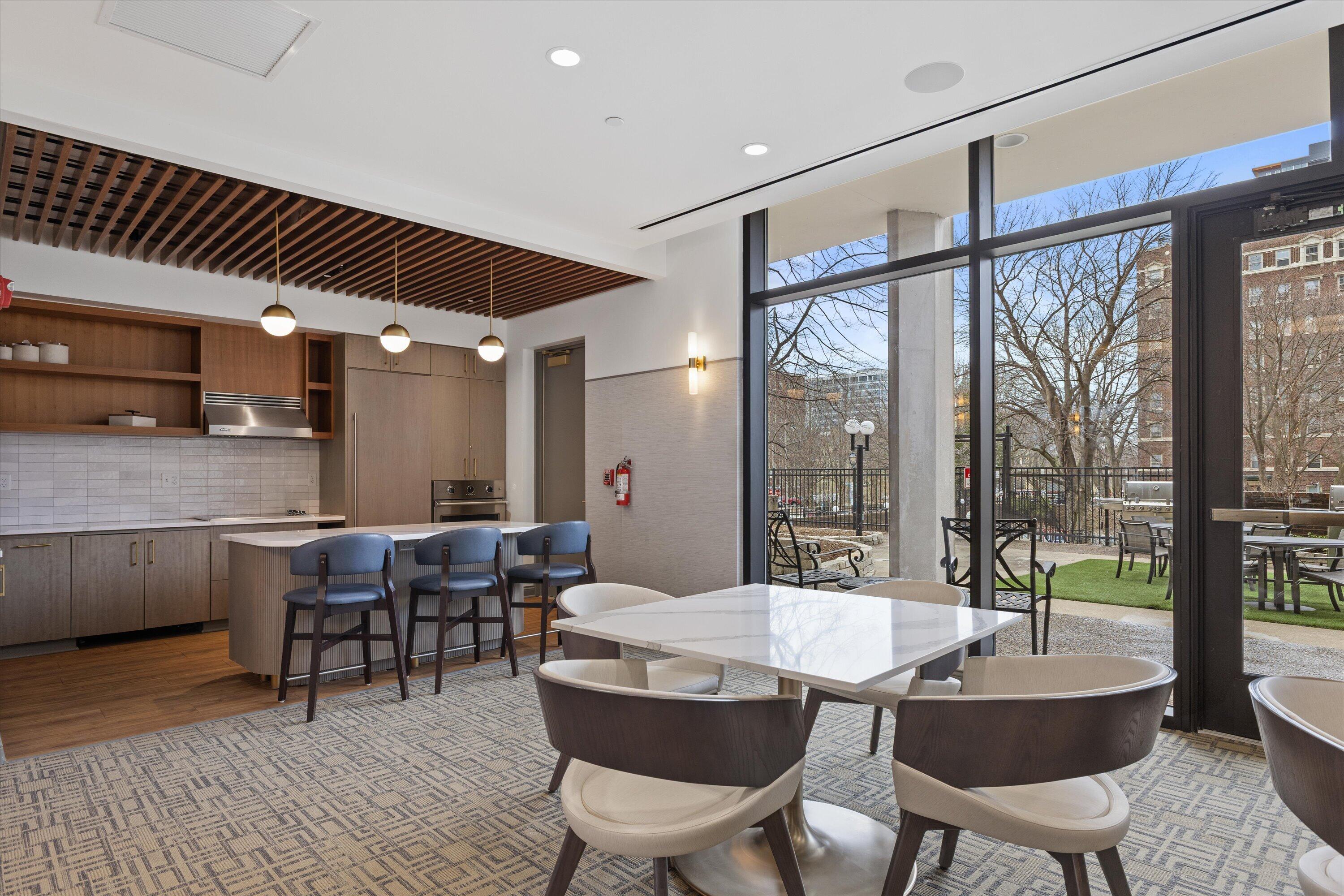 929 N Astor St Unit: 305