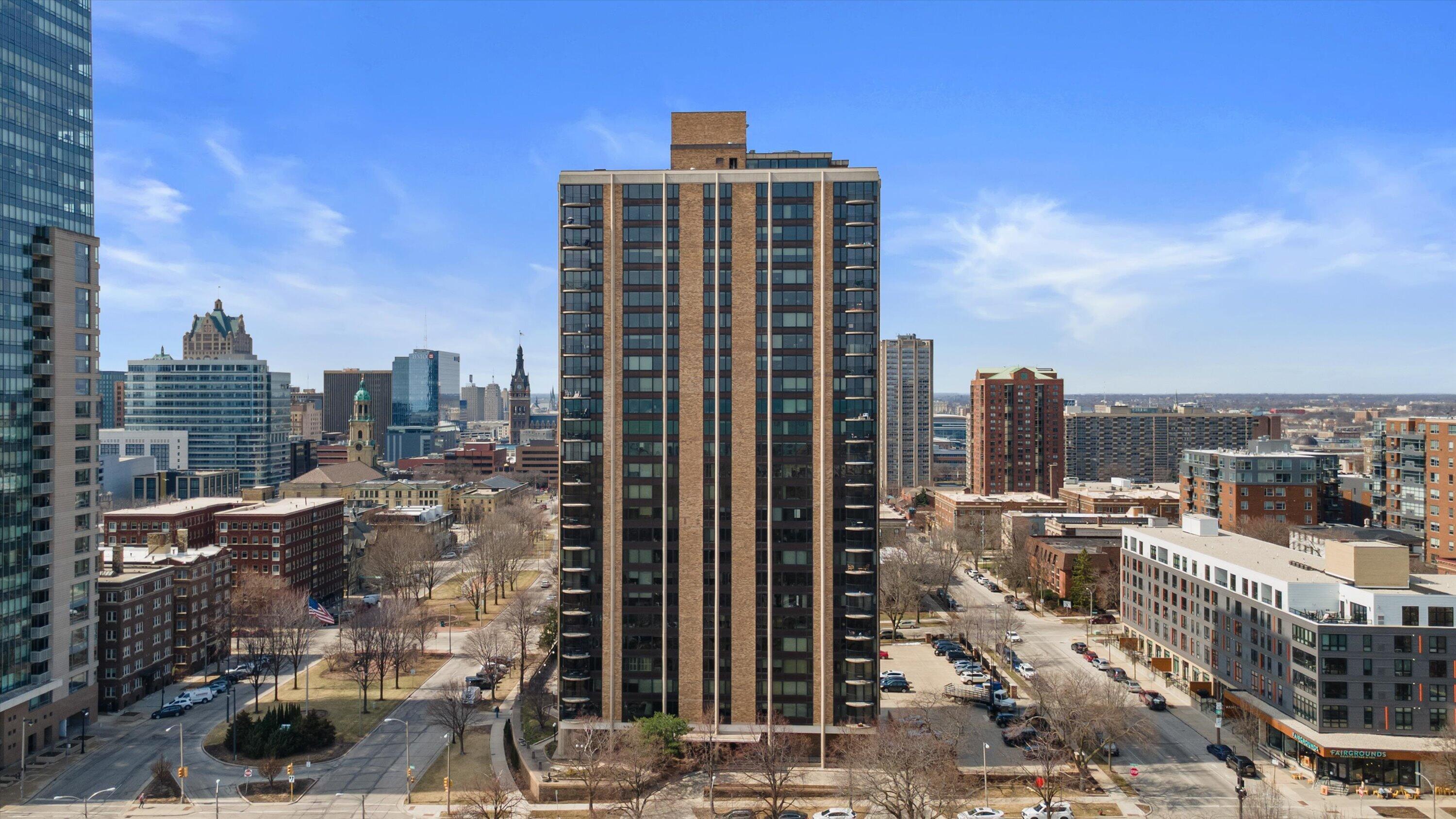 929 N Astor St Unit: 305