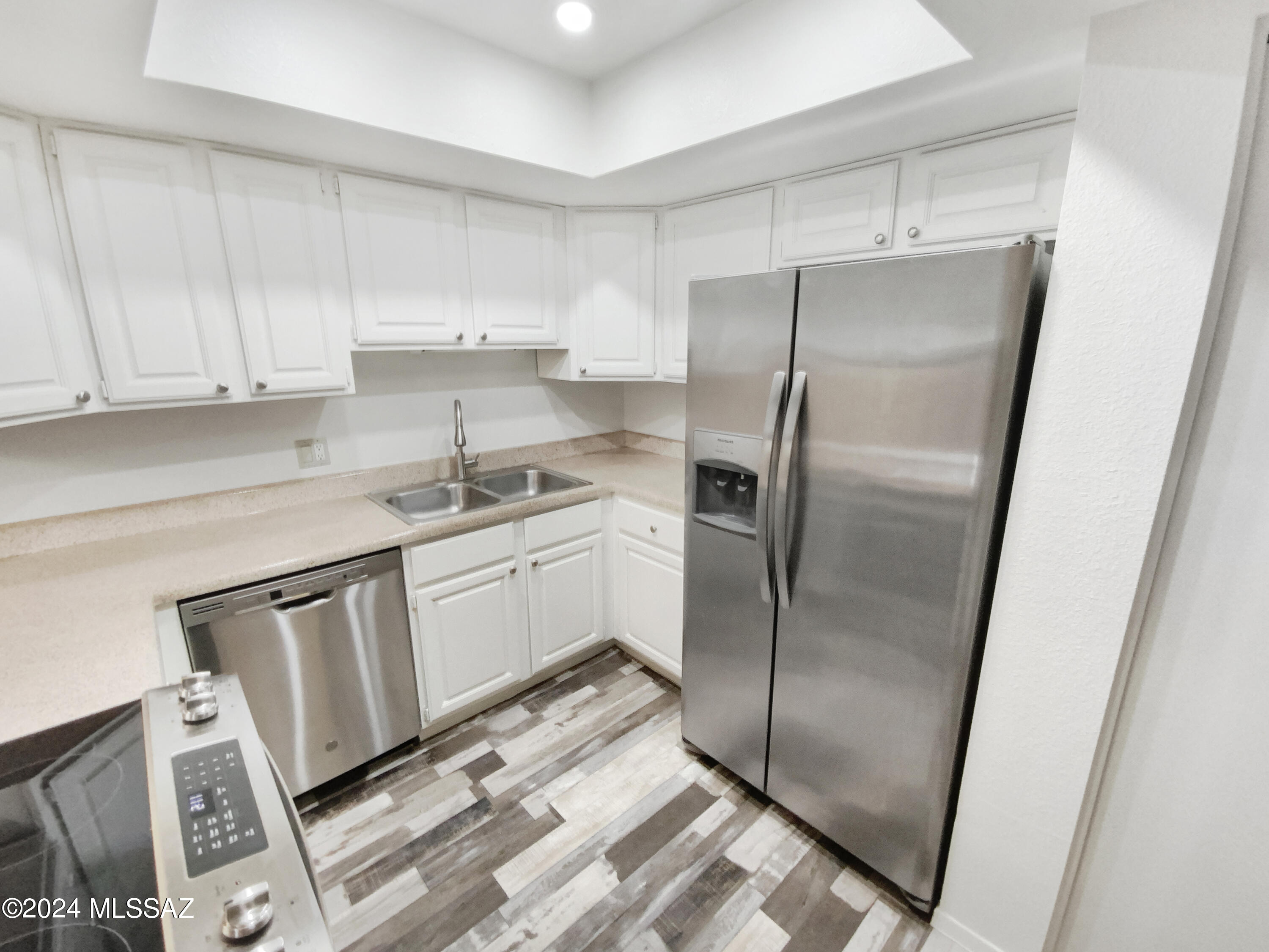 1949 N Swan Road Unit: 9