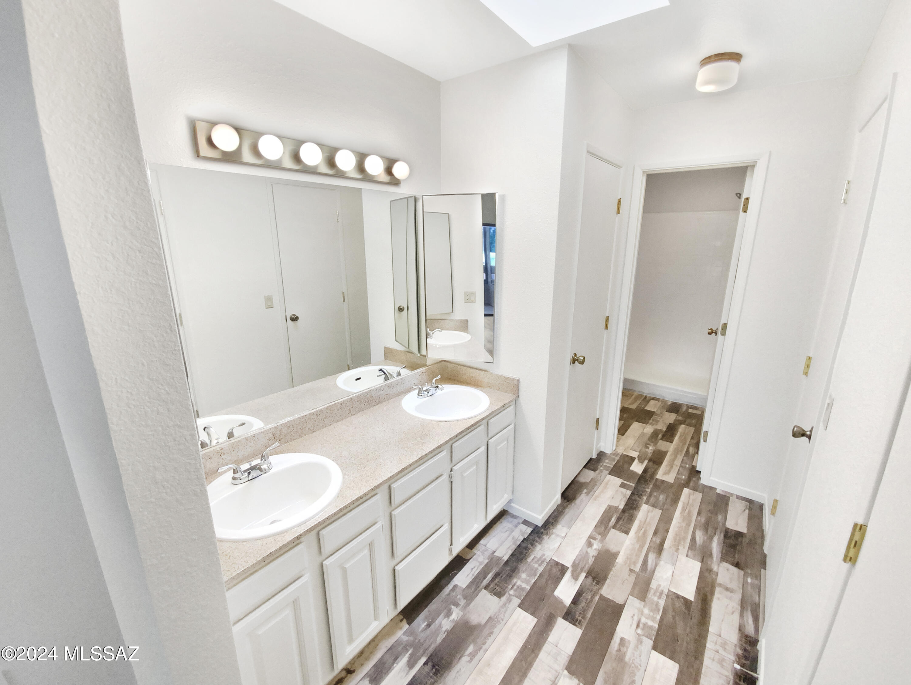 1949 N Swan Road Unit: 9