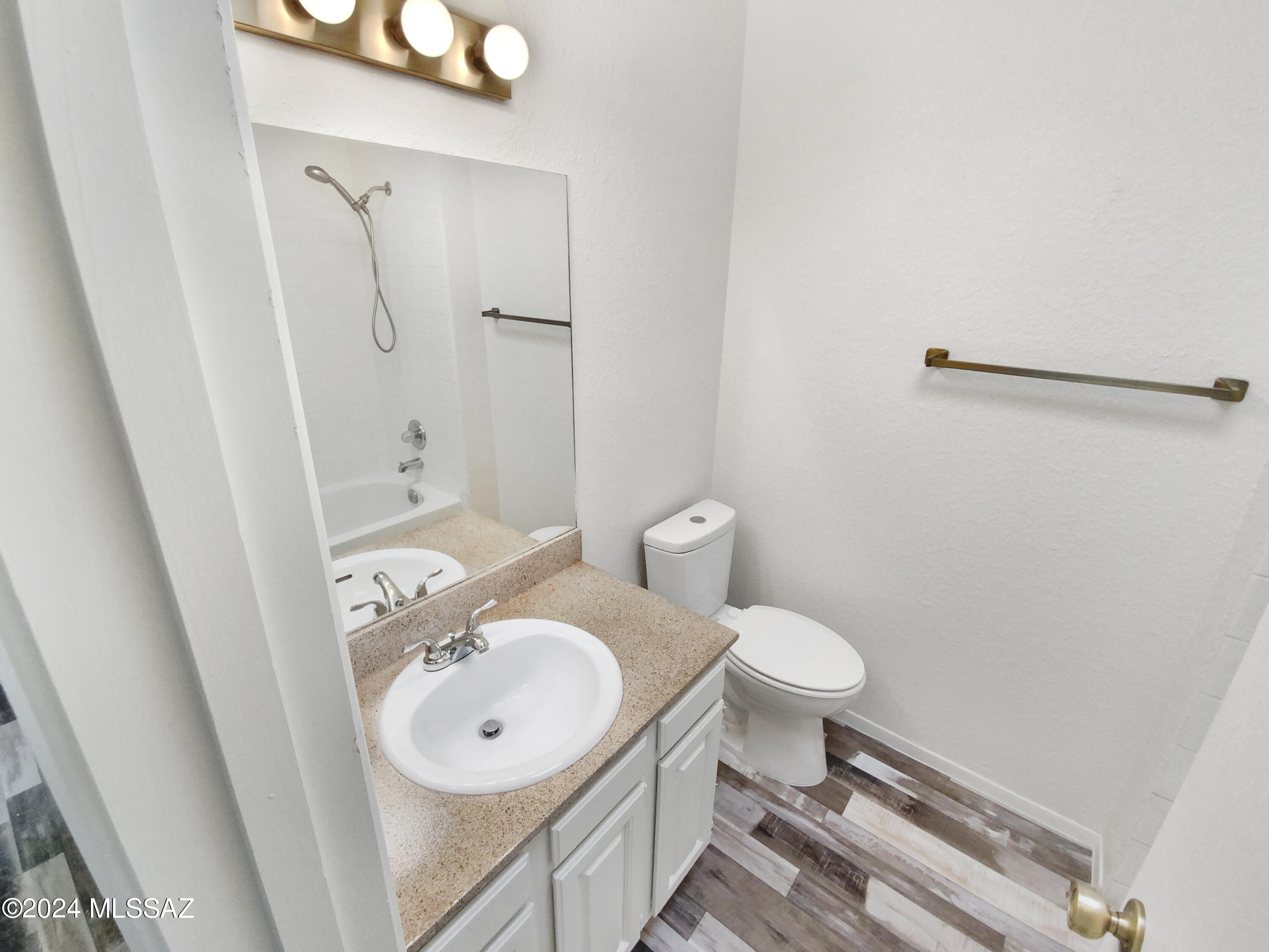 1949 N Swan Road Unit: 9