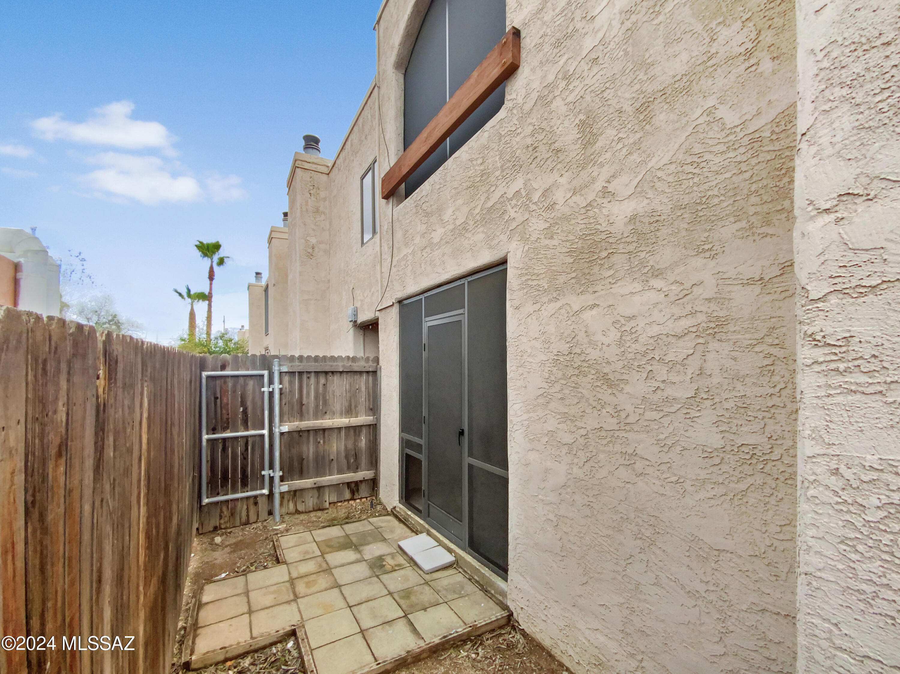 1949 N Swan Road Unit: 9