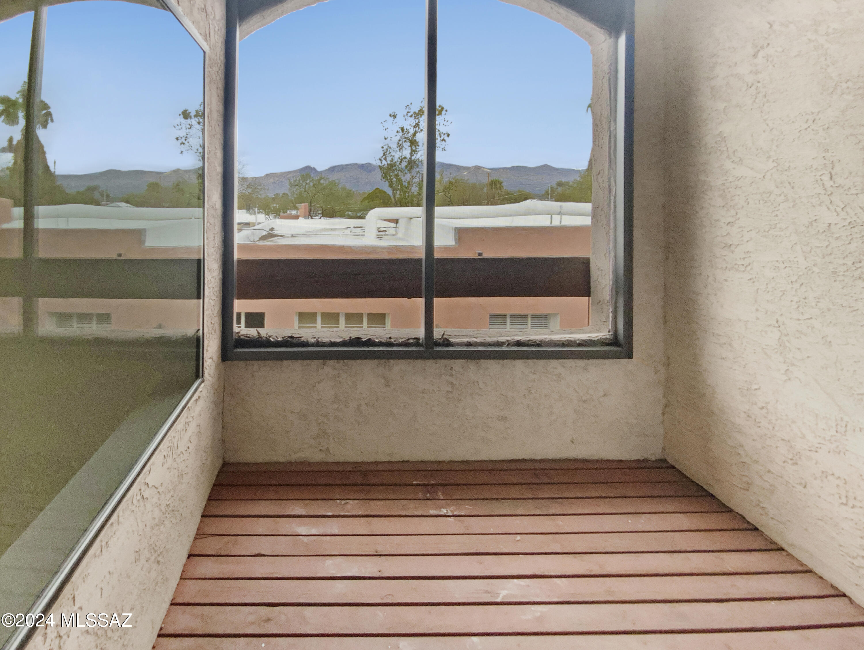 1949 N Swan Road Unit: 9