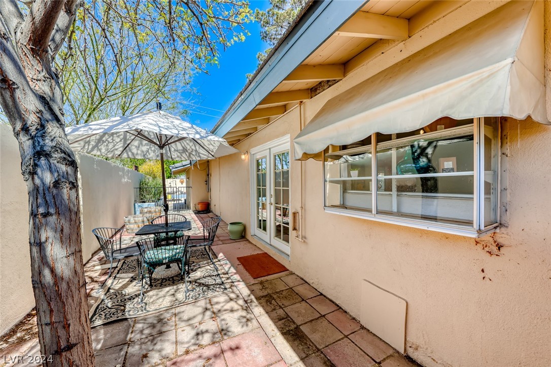 2718 Colanthe Avenue