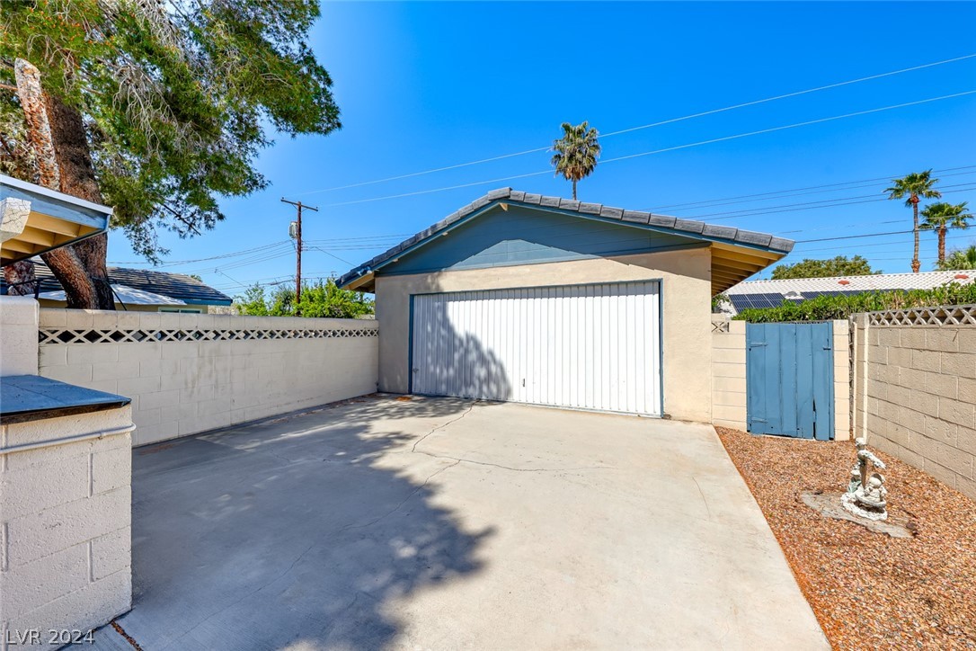2718 Colanthe Avenue