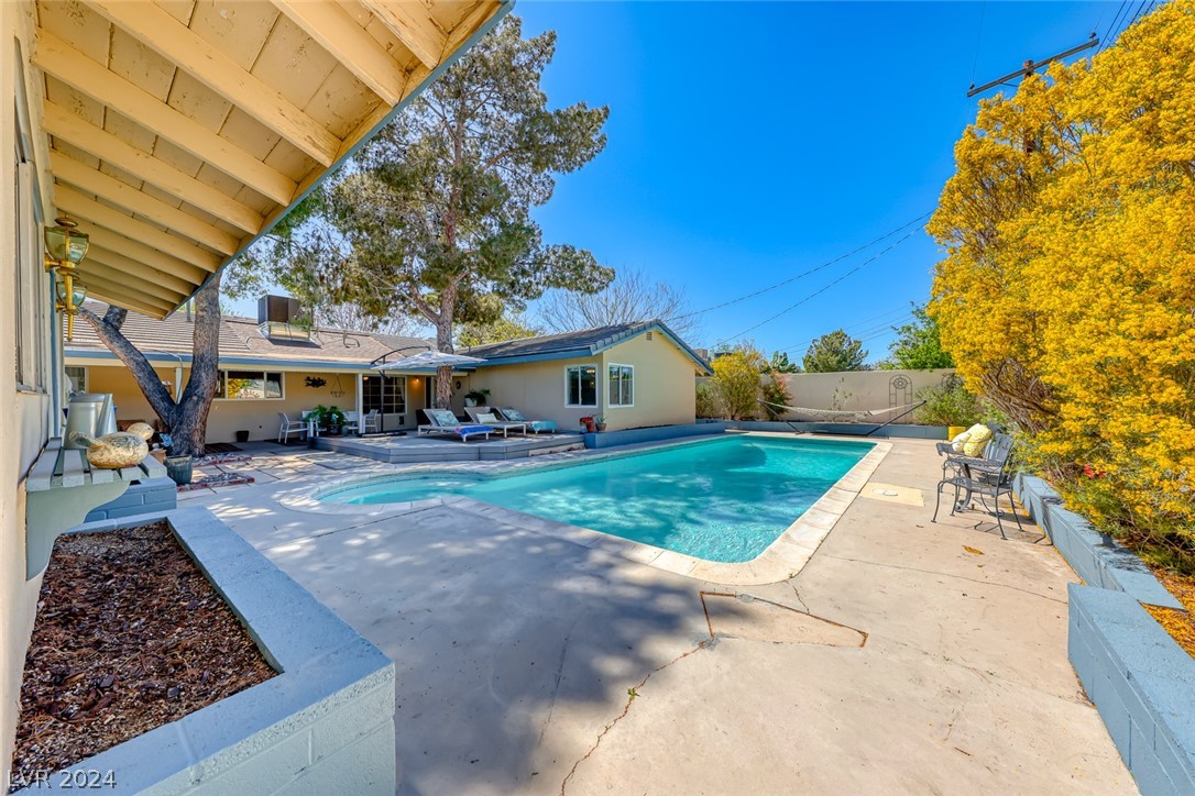 2718 Colanthe Avenue