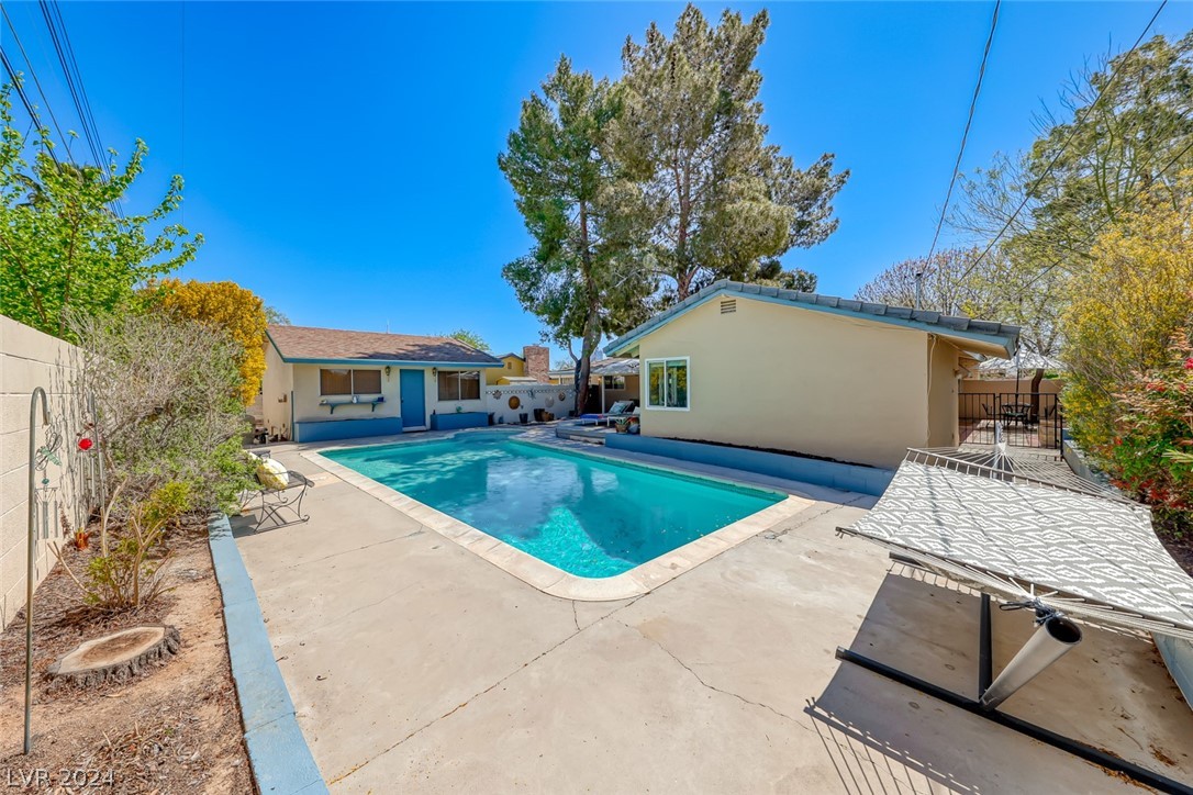 2718 Colanthe Avenue