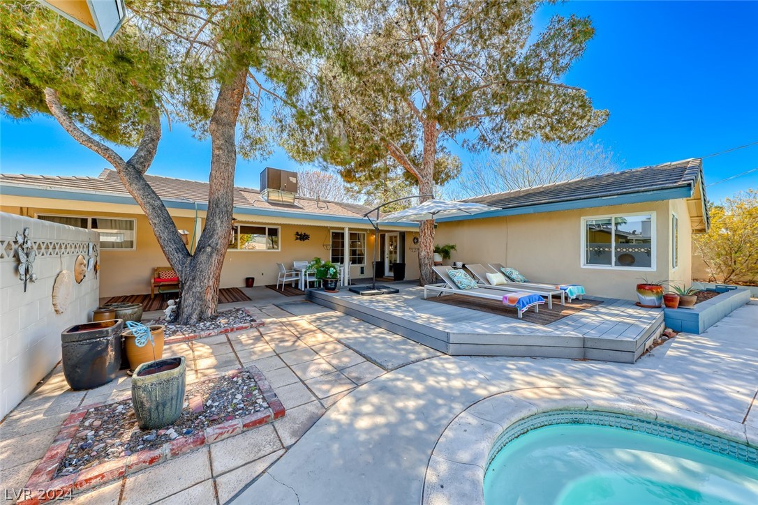 2718 Colanthe Avenue
