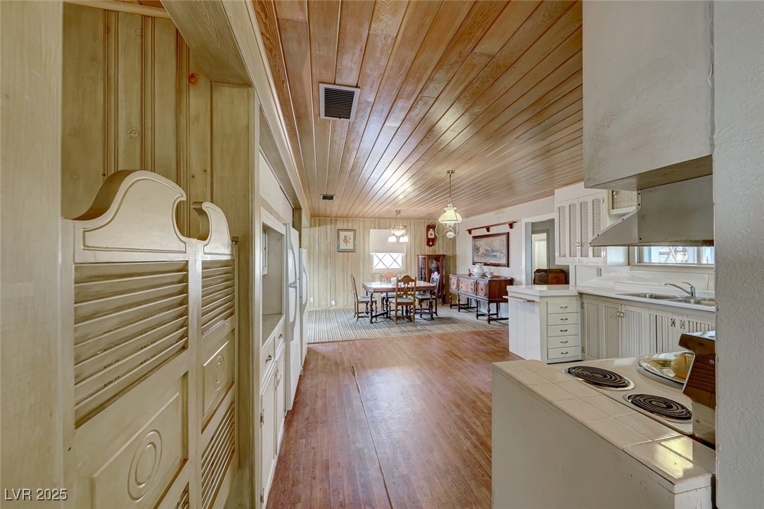 1620 Leonard Lane