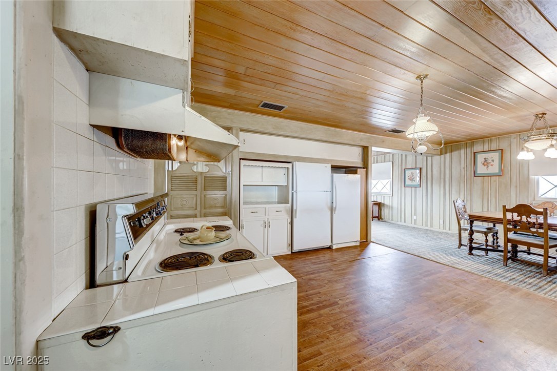 1620 Leonard Lane