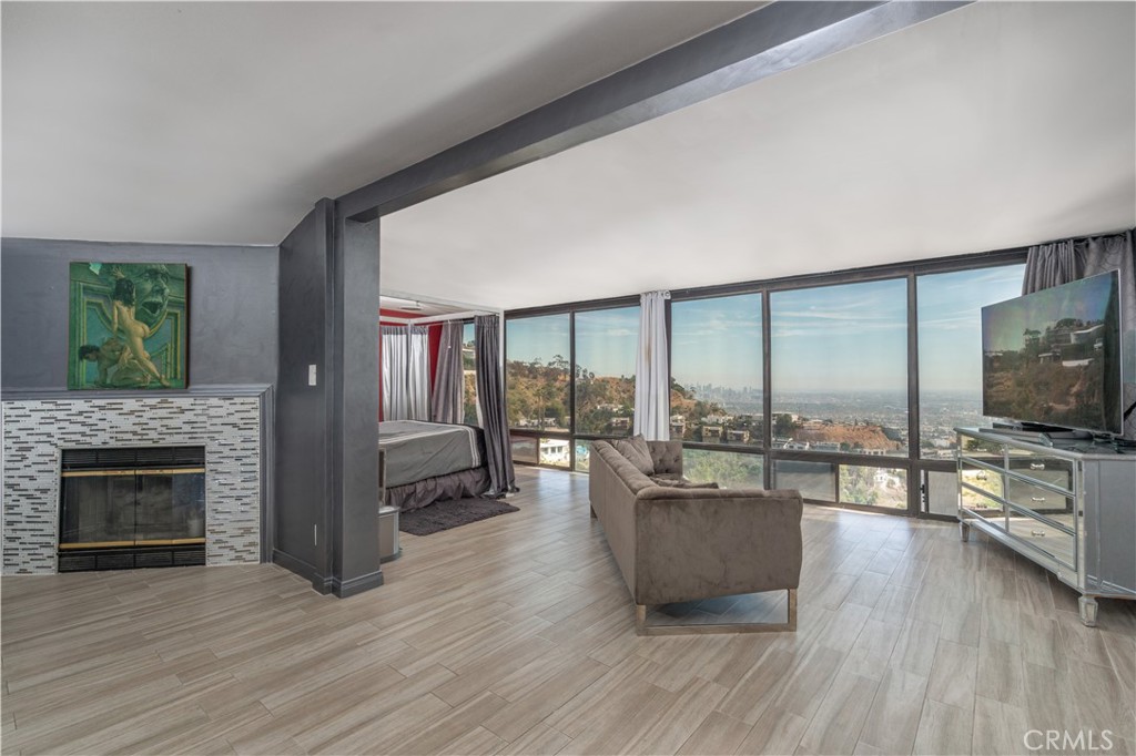 2189 Sunset Plaza Drive