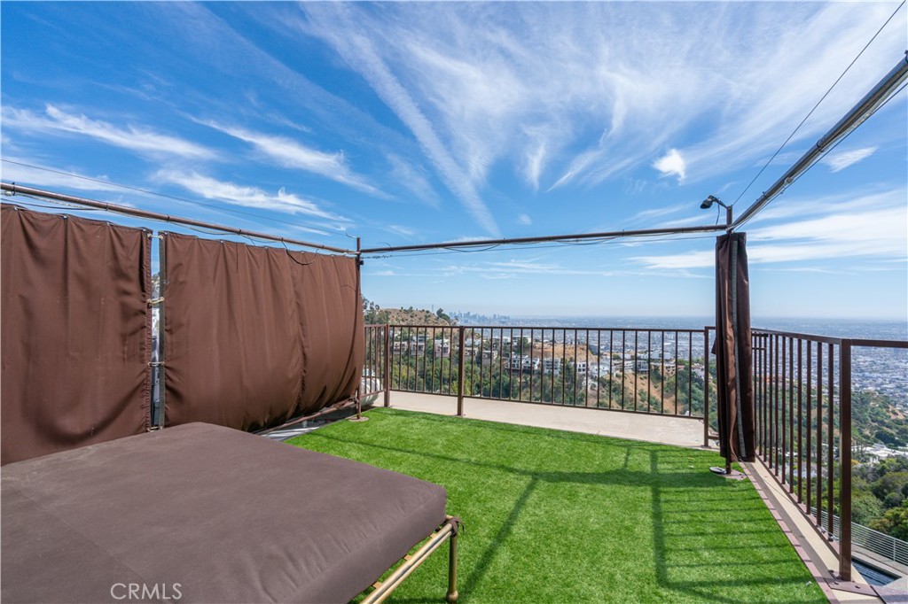2189 Sunset Plaza Drive