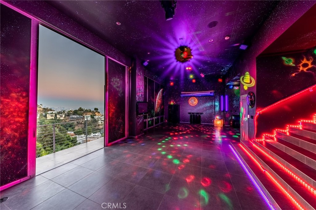 2189 Sunset Plaza Drive