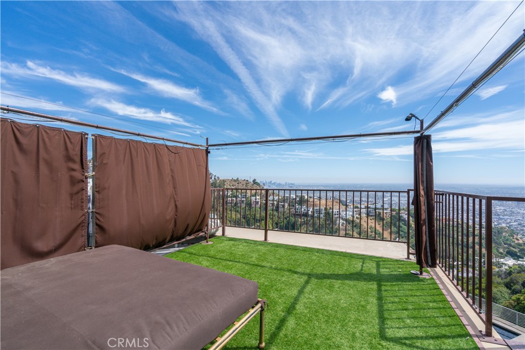 2189 Sunset Plaza Drive