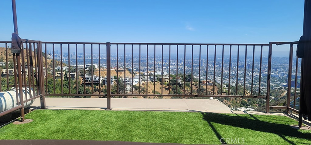 2189 Sunset Plaza Drive