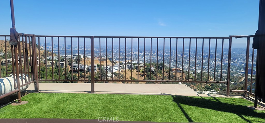 2189 Sunset Plaza Drive