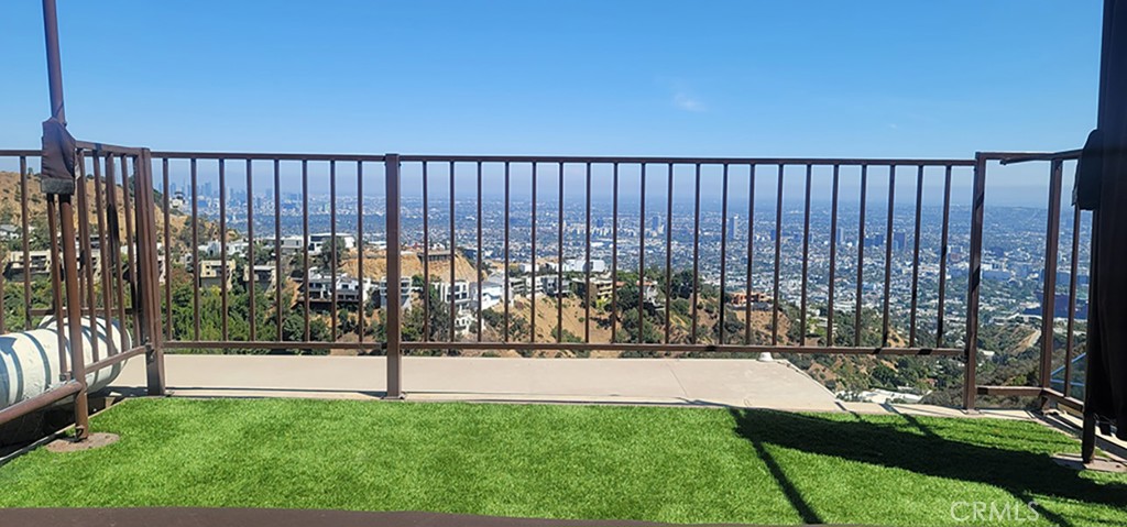 2189 Sunset Plaza Drive