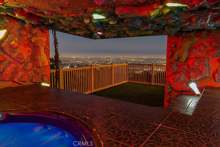 2189 Sunset Plaza Drive