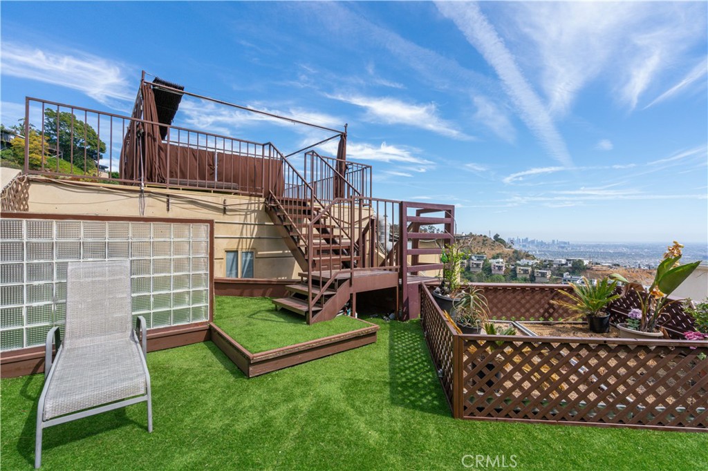 2189 Sunset Plaza Drive