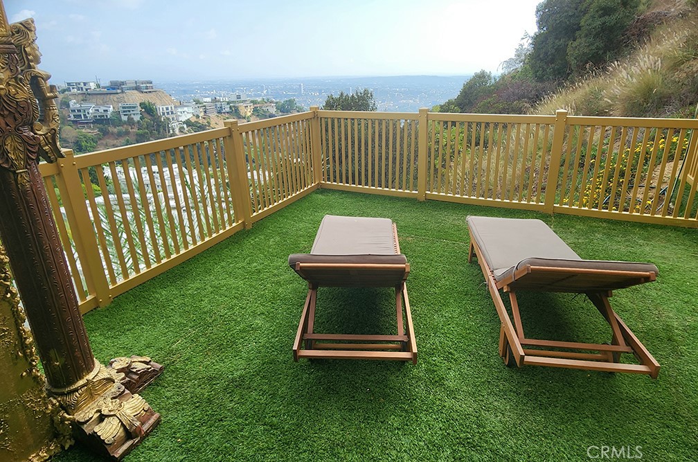 2189 Sunset Plaza Drive