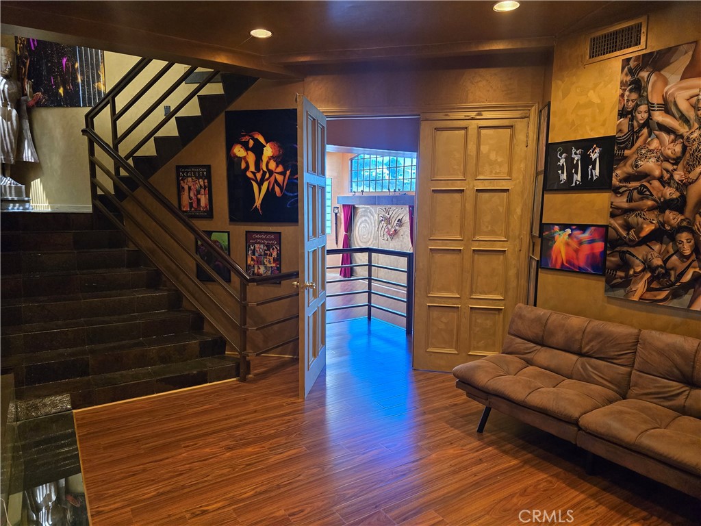 2189 Sunset Plaza Drive