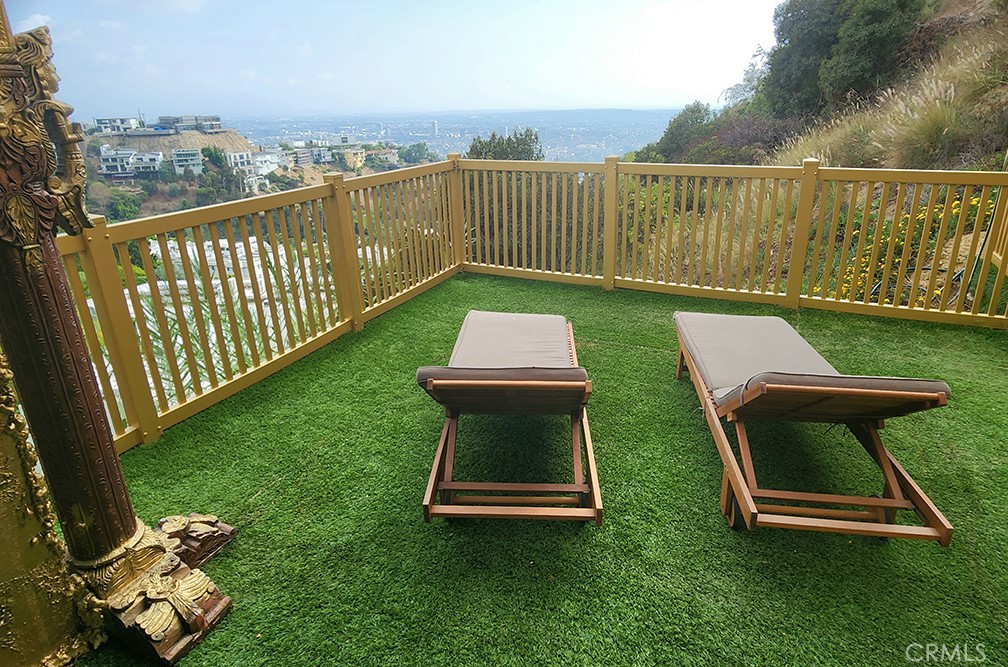 2189 Sunset Plaza Drive