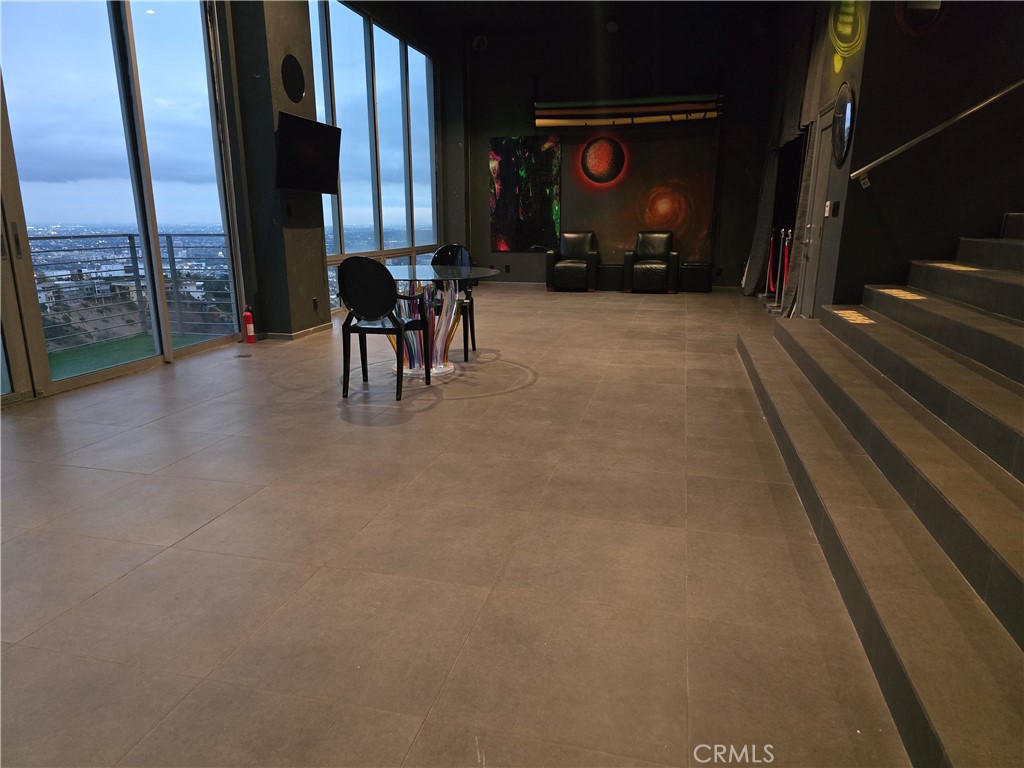 2189 Sunset Plaza Drive