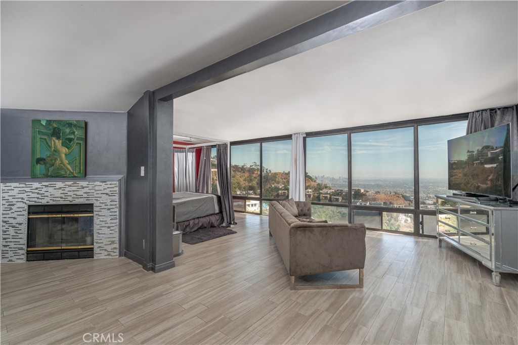 2189 Sunset Plaza Drive