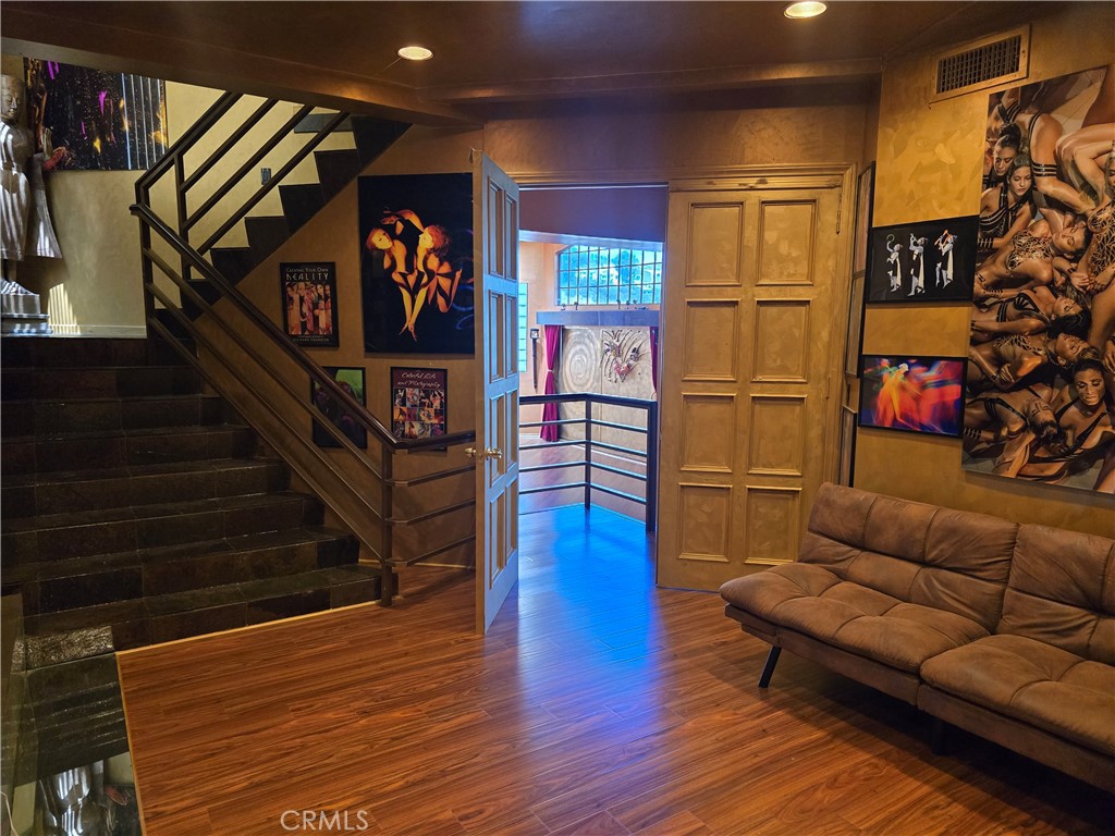 2189 Sunset Plaza Drive