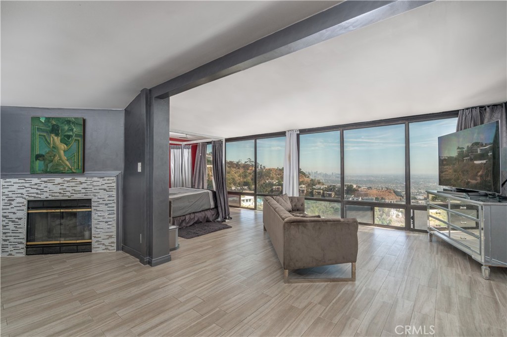 2189 Sunset Plaza Drive