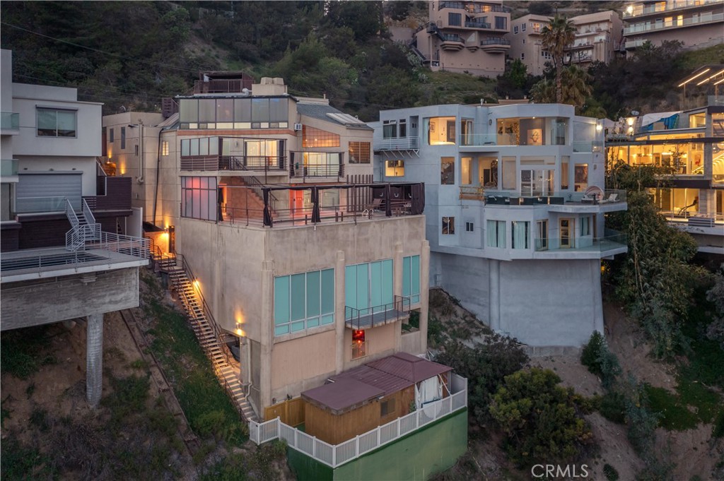 2189 Sunset Plaza Drive