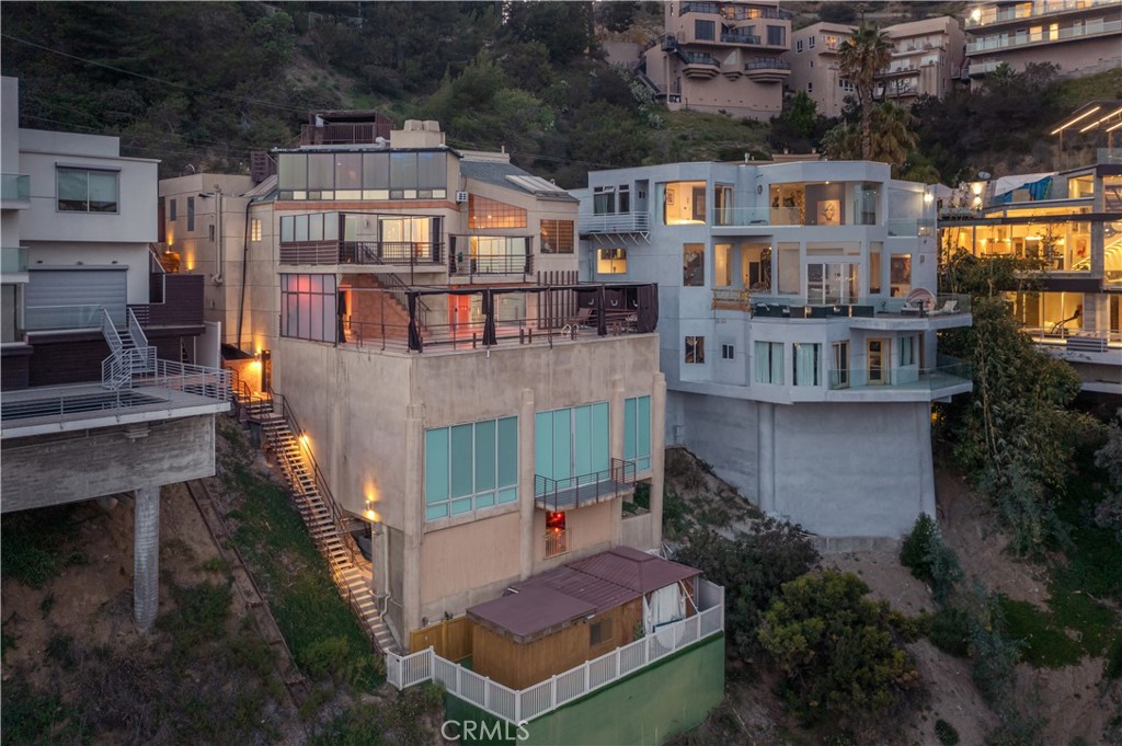 2189 Sunset Plaza Drive