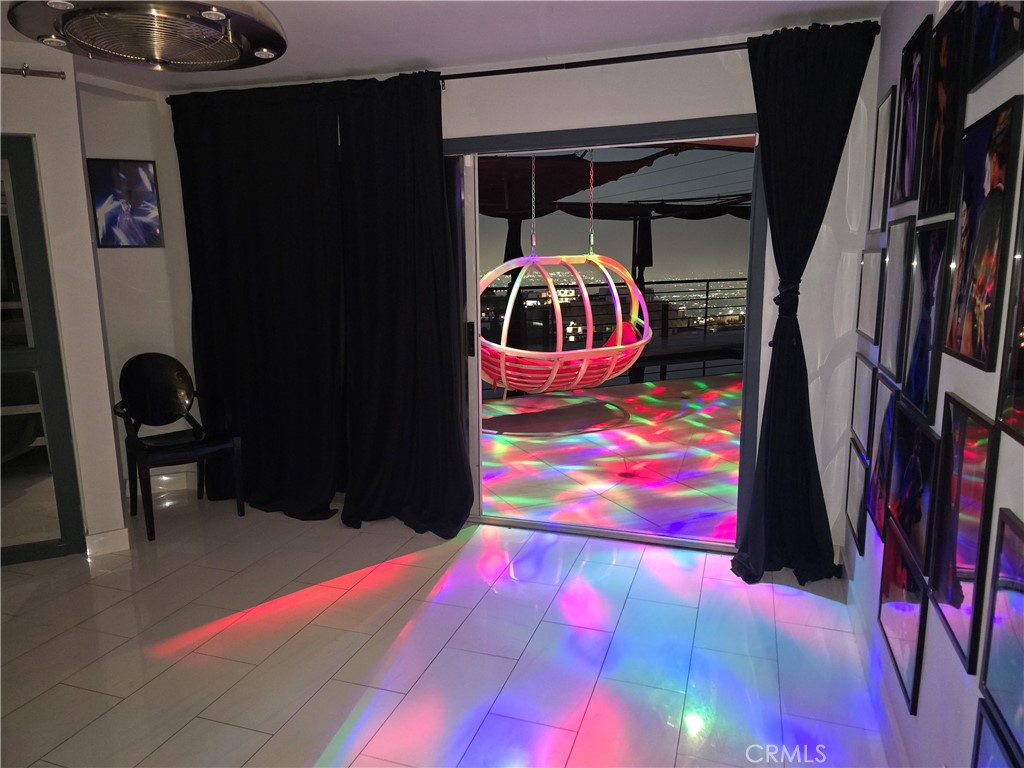 2189 Sunset Plaza Drive