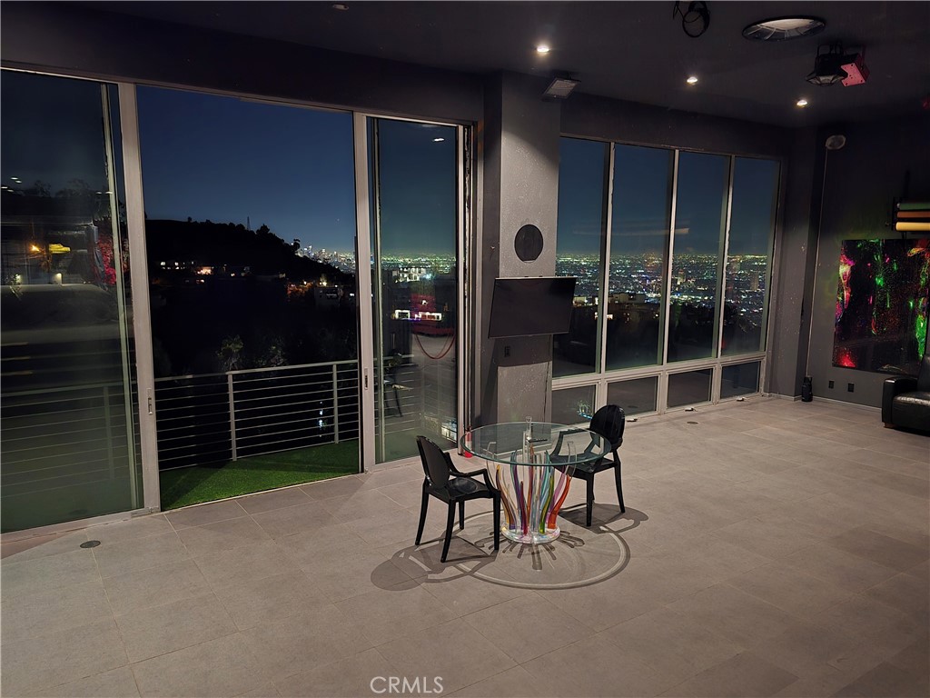 2189 Sunset Plaza Drive