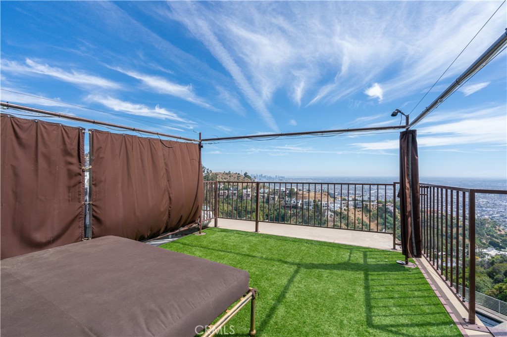 2189 Sunset Plaza Drive