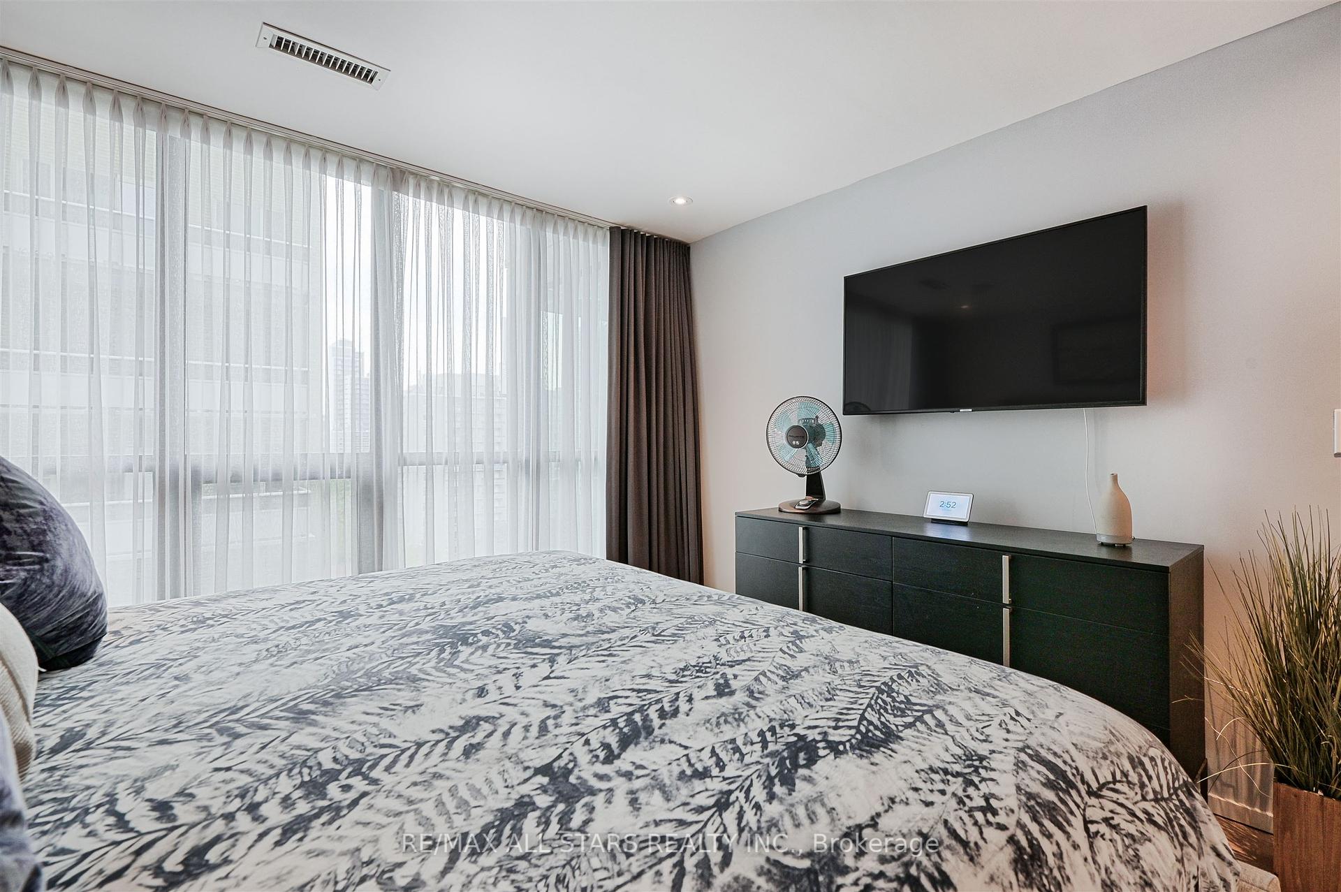 101 Charles Street E 803, Toronto C08 Unit: 803
