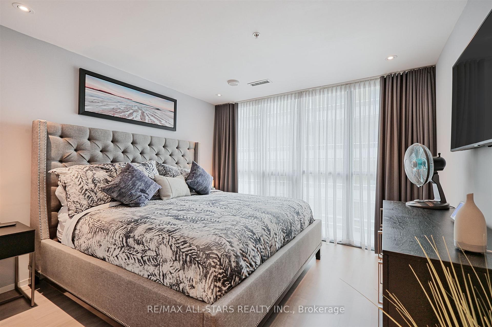 101 Charles Street E 803, Toronto C08 Unit: 803