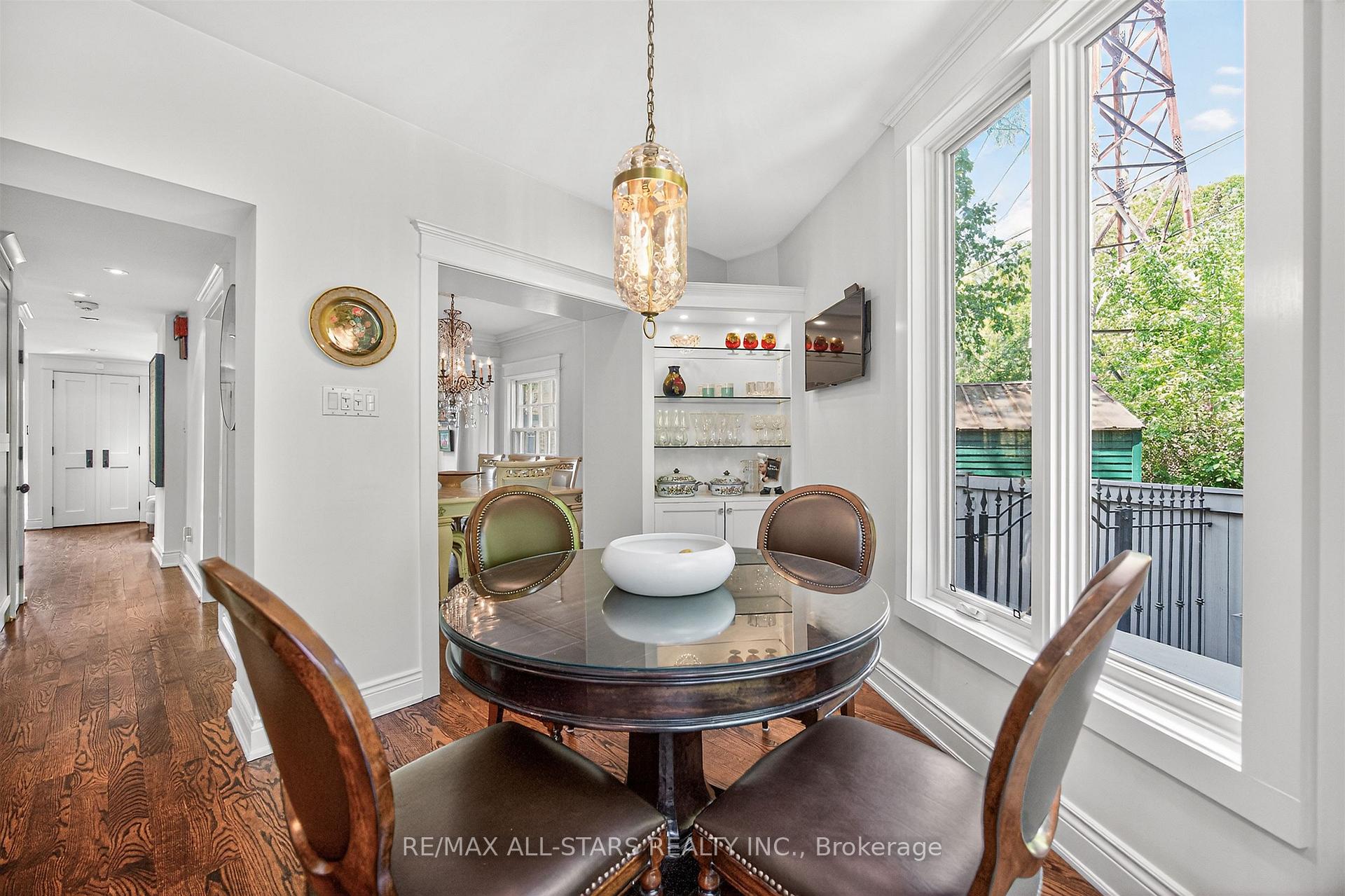 30 Edgewood Crescent