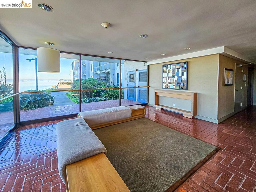 8 Admiral Dr # A238
