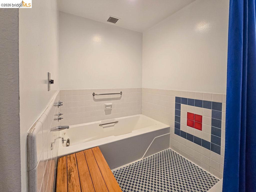 8 Admiral Dr # A238