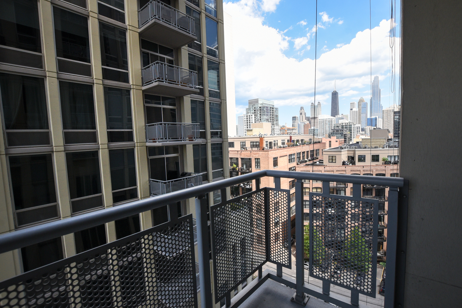 700 N Larrabee Street Unit: 805