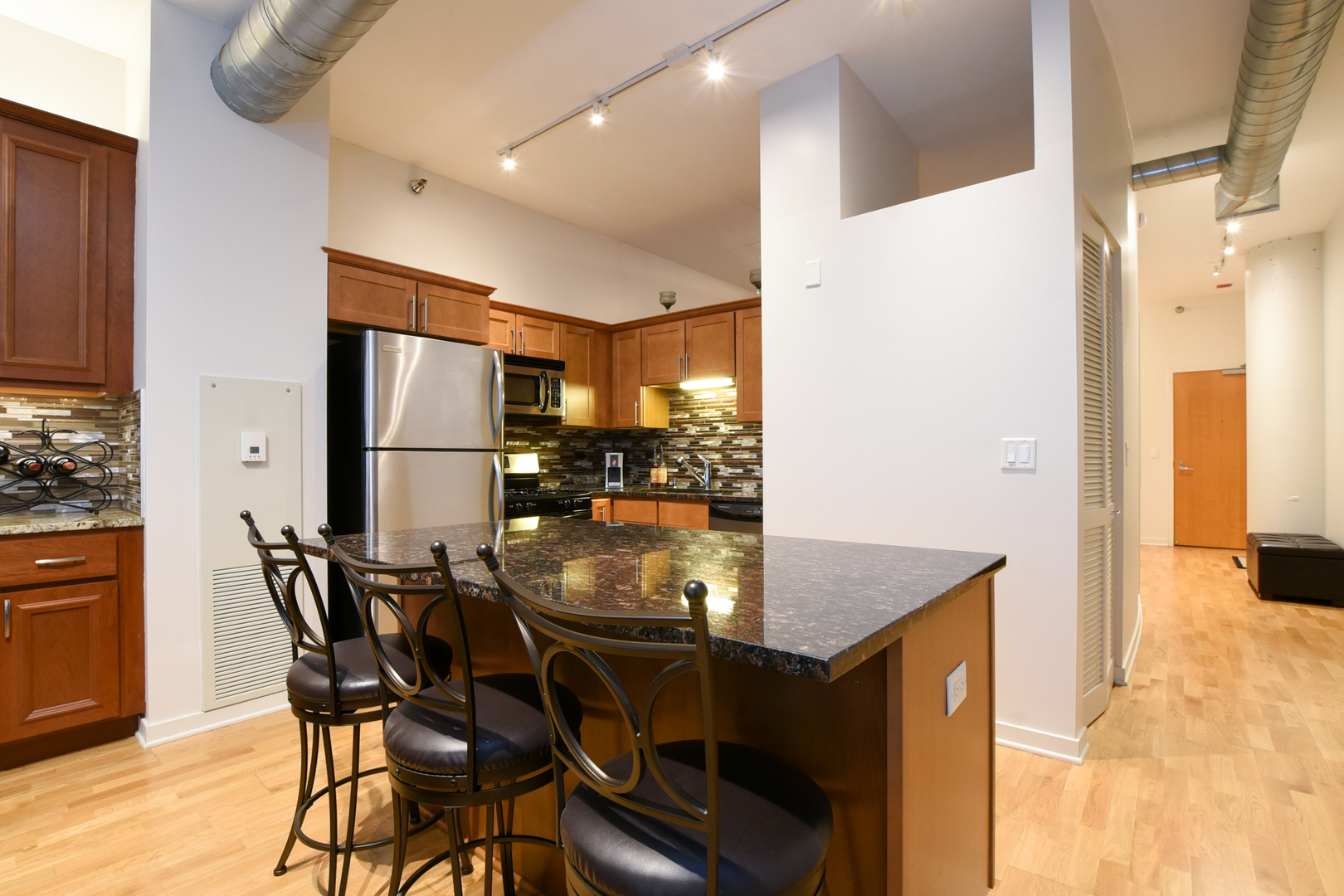 700 N Larrabee Street Unit: 805