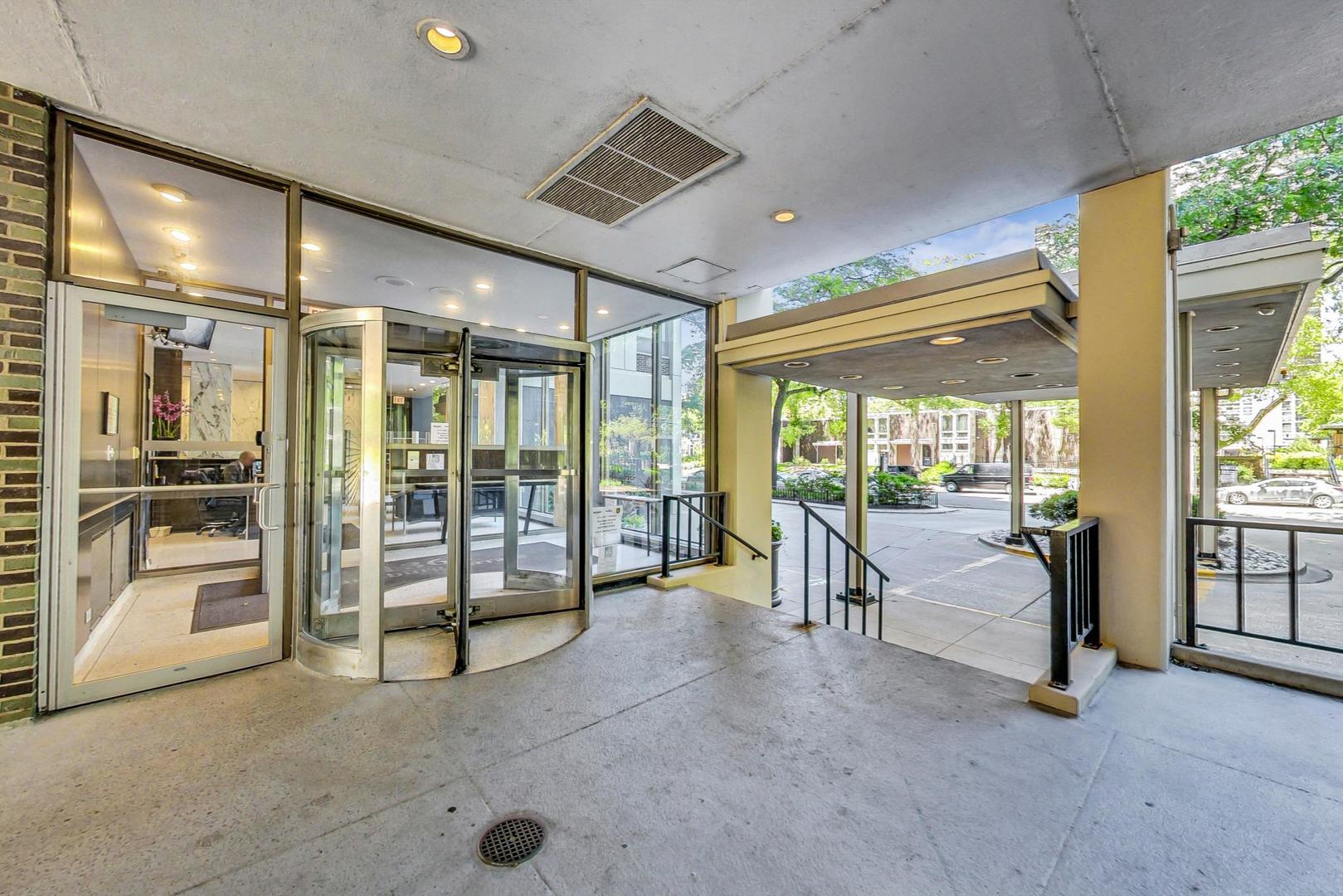 1360 N Sandburg Terrace Unit: 2905C