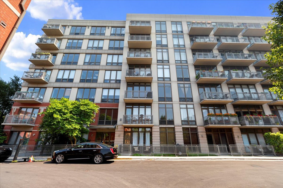 1000 N Kingsbury Street Unit: 209