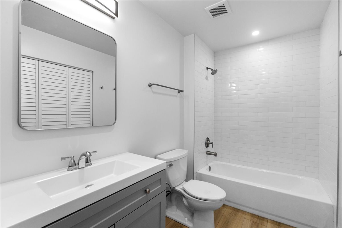 1000 N Kingsbury Street Unit: 209