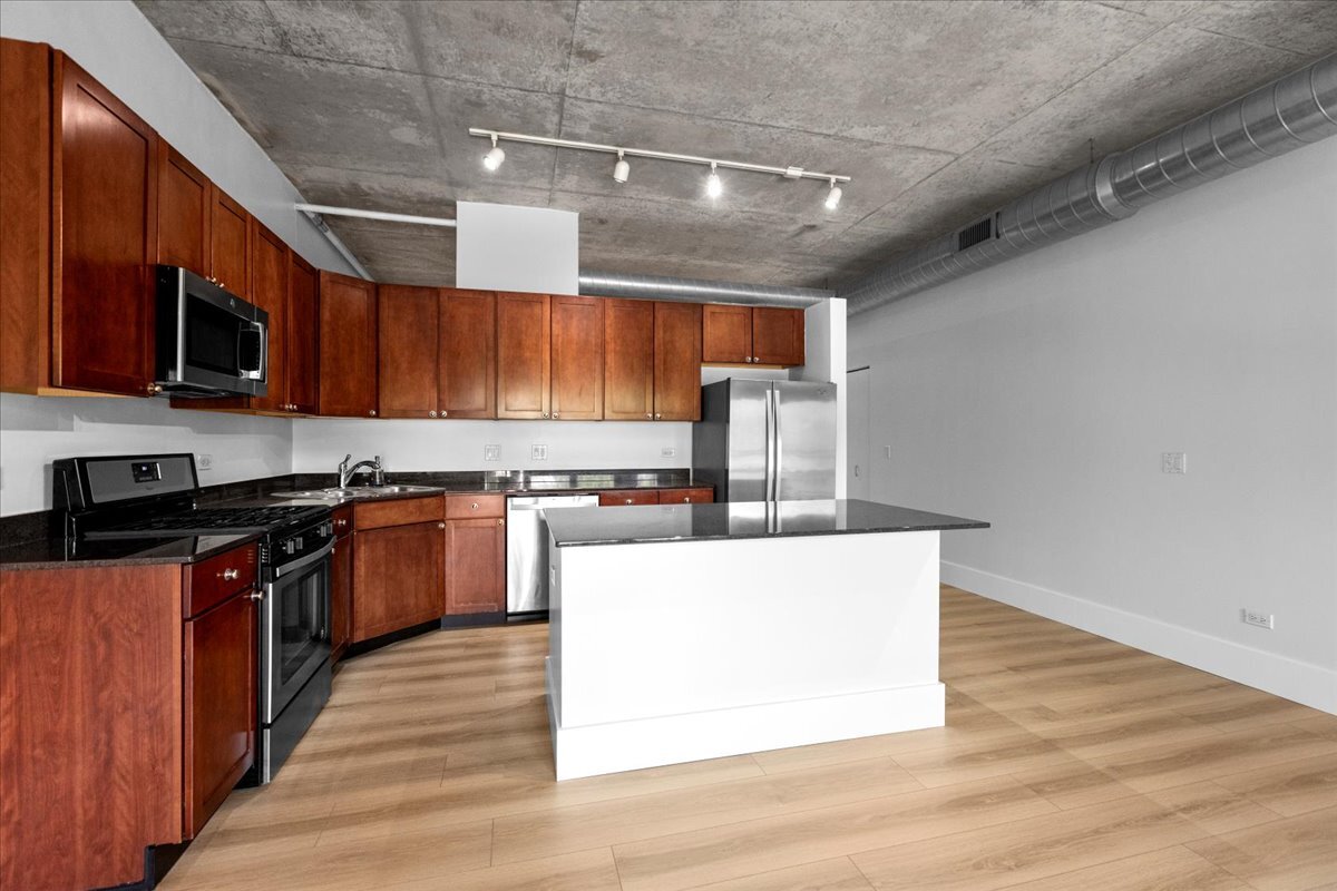 1000 N Kingsbury Street Unit: 209