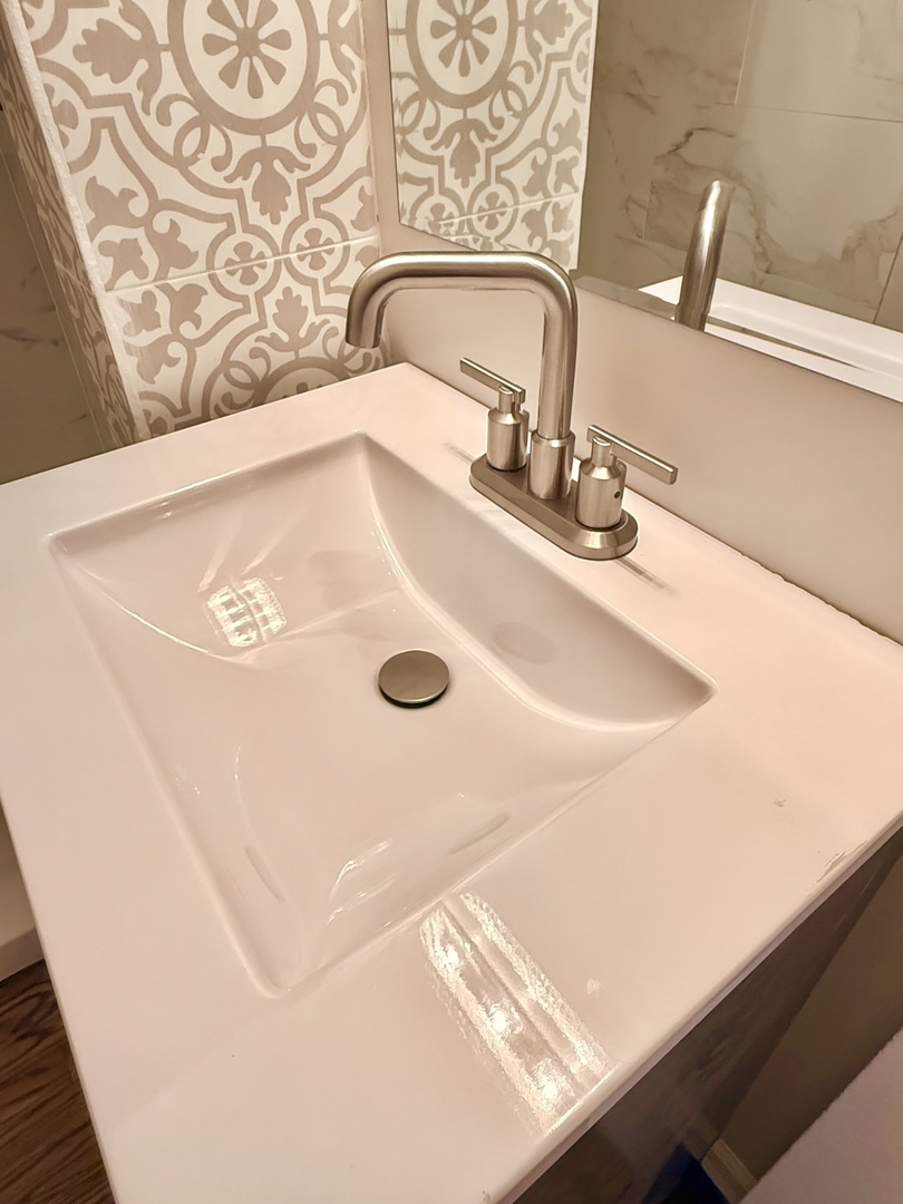 4034 N Monticello Avenue